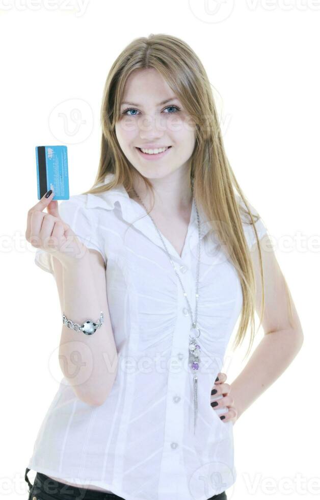 ung kvinna håller kreditkort foto