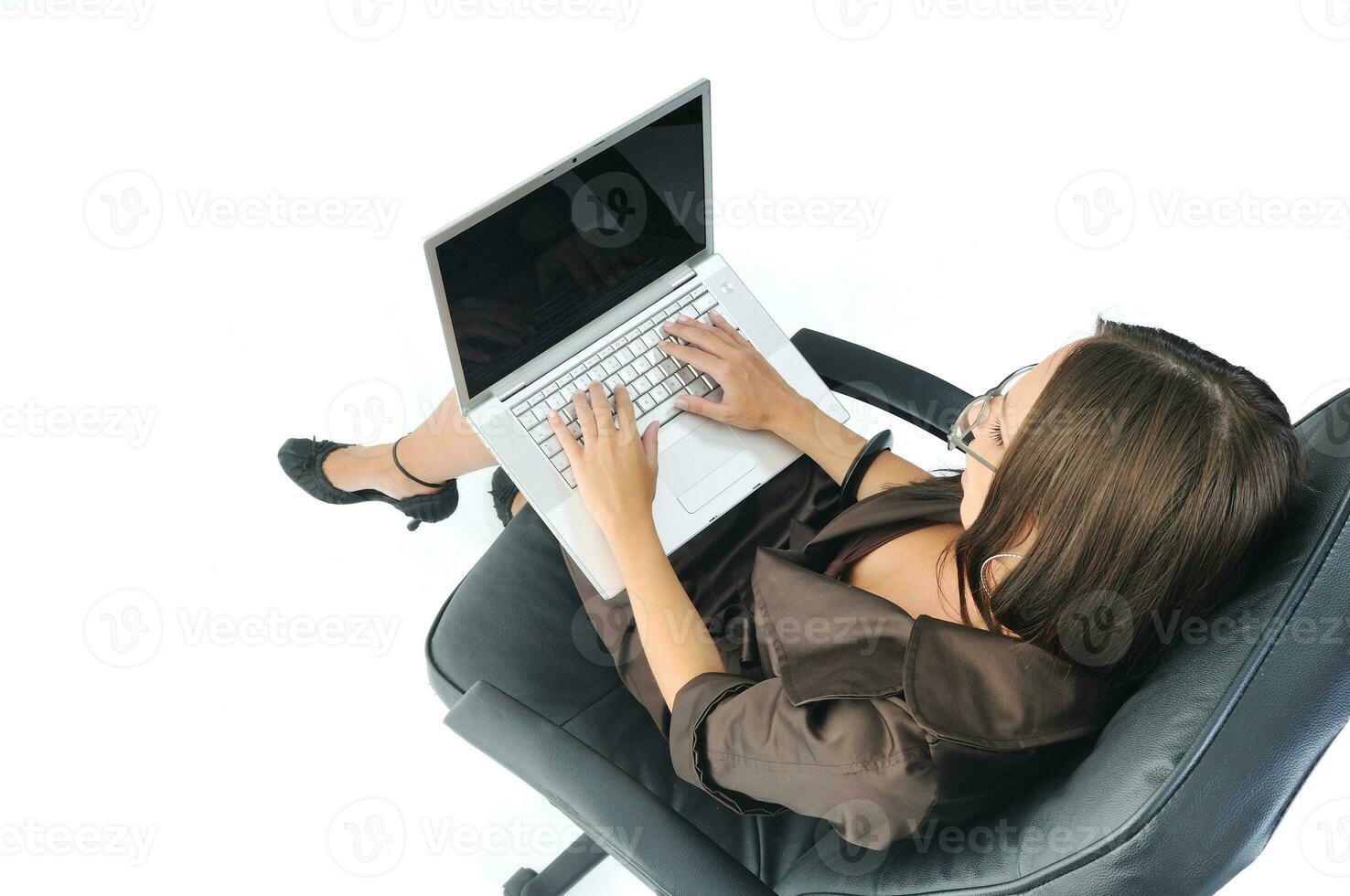 företag kvinna med bärbar dator isolerat på vit foto