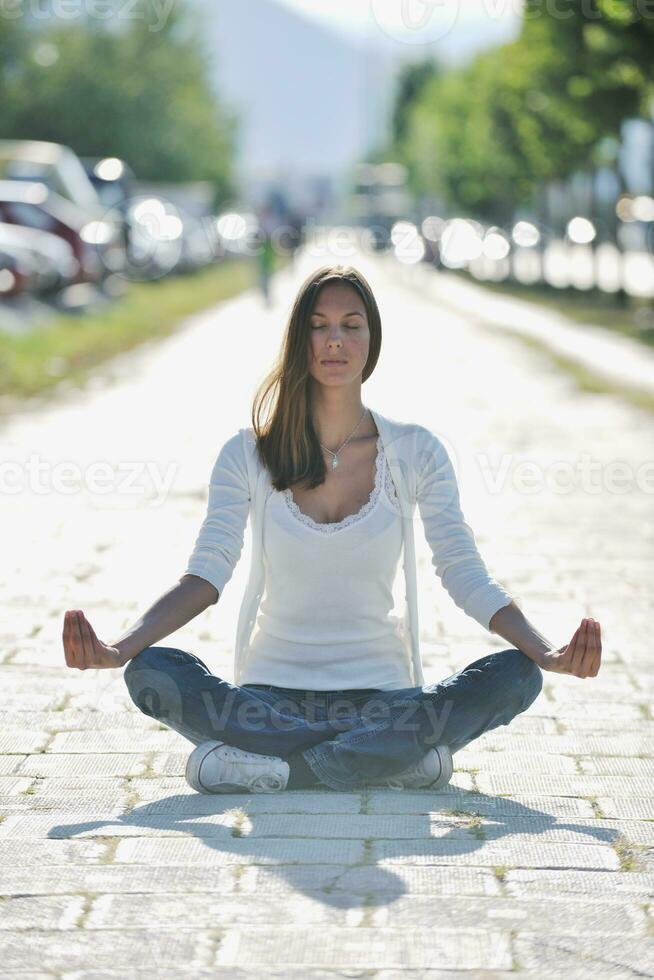 yoga på solig gata foto