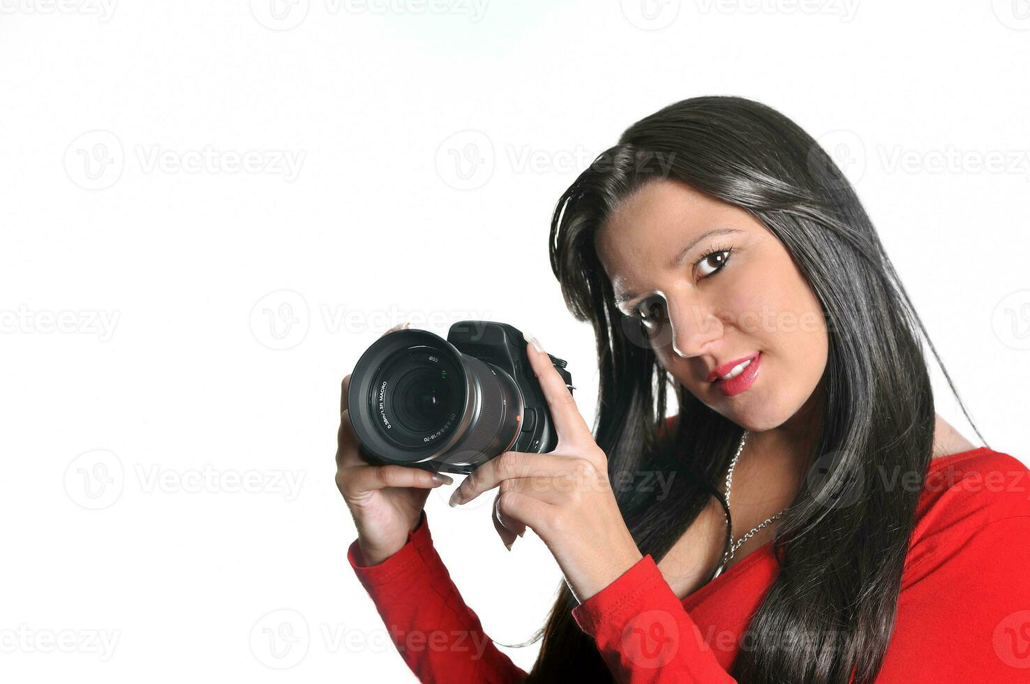 ung kvinna innehav kamera i hand tar bild isolerat foto