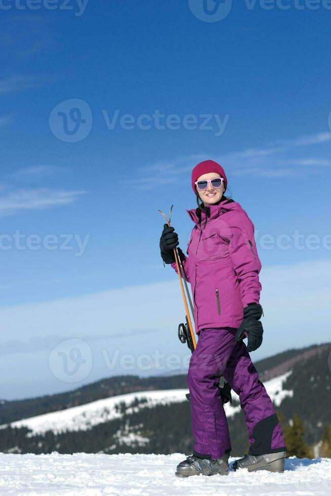 vinter- kvinna åka skidor foto