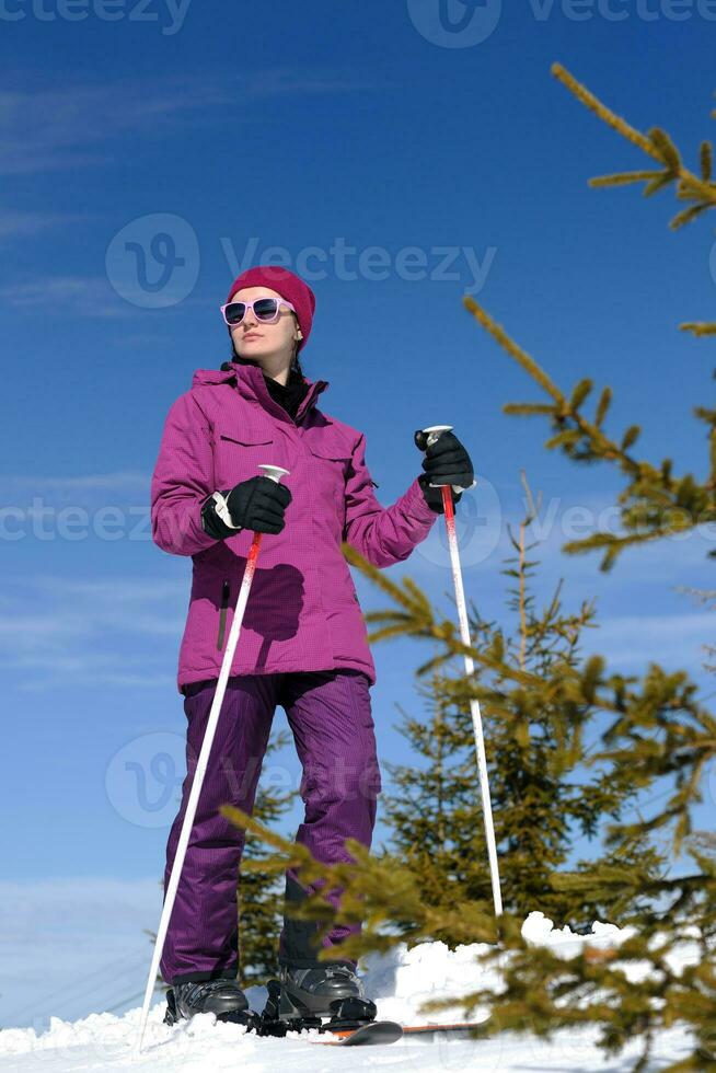 vinter- kvinna åka skidor foto