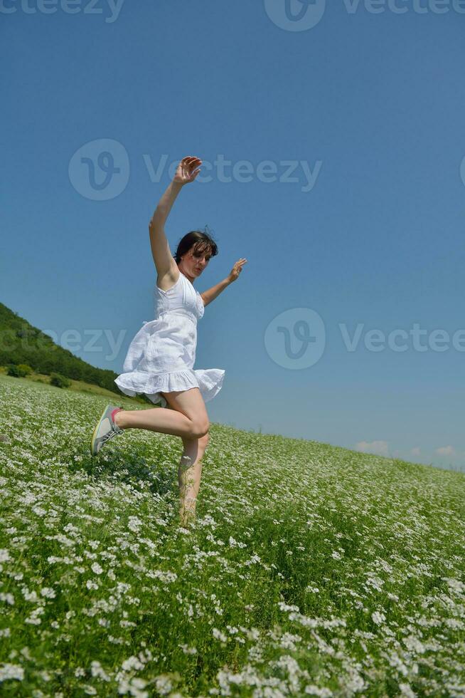 ung glad kvinna i grönt fält foto