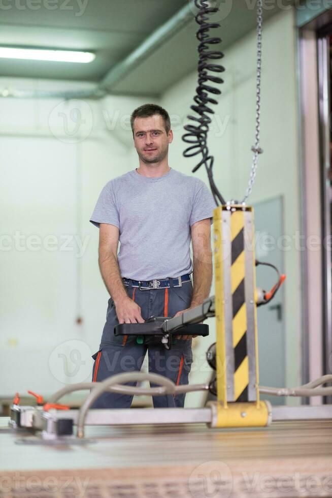 arbetare i en fabrik av trämöbler foto