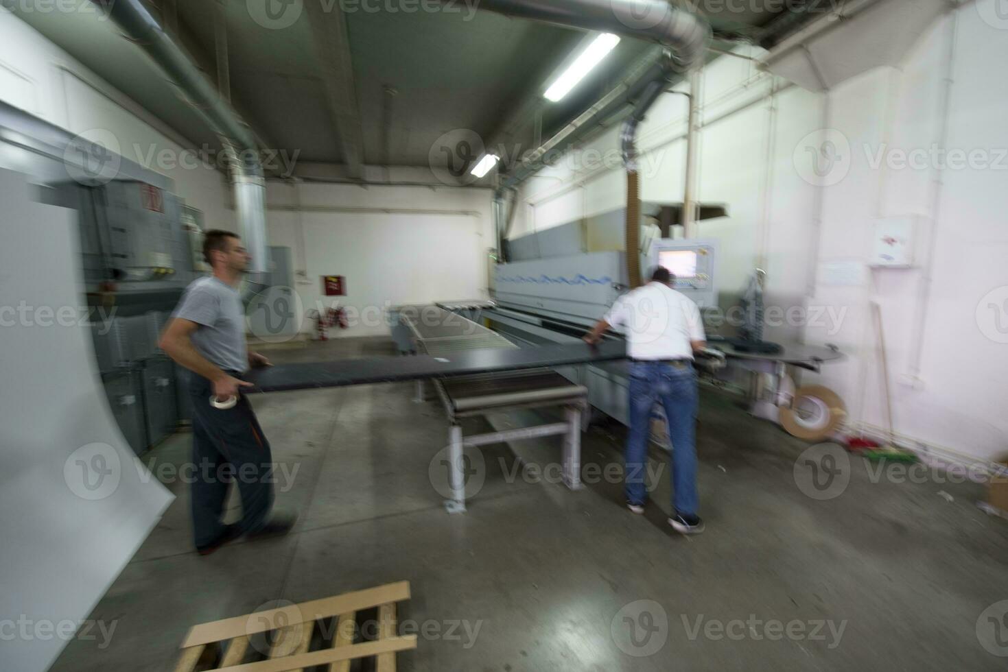 arbetare i en fabrik av trämöbler foto