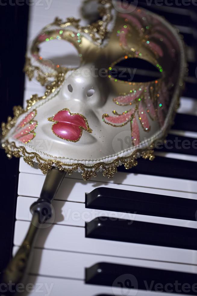 abstrakt vintage venedig mask costune och pianotangenter foto