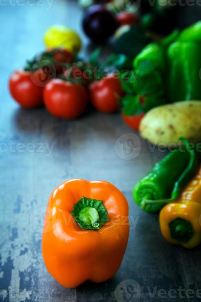 hälsosam frisk blandning av rå grönsakssammansättning foto