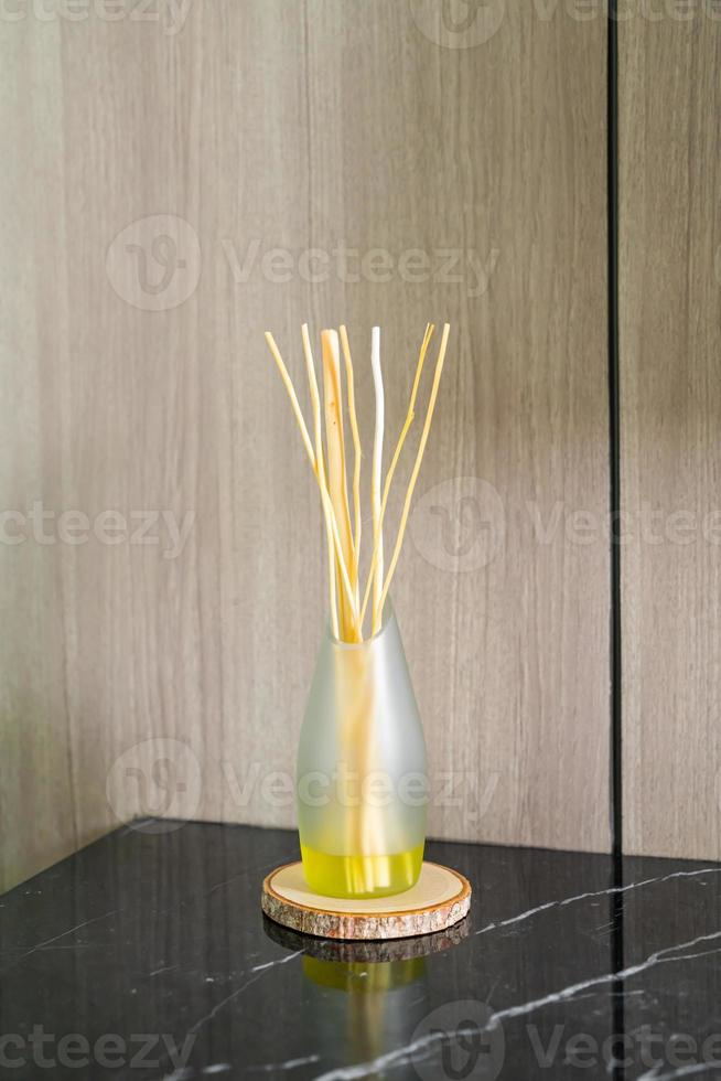 aromatisk vassfräschare på bordet foto