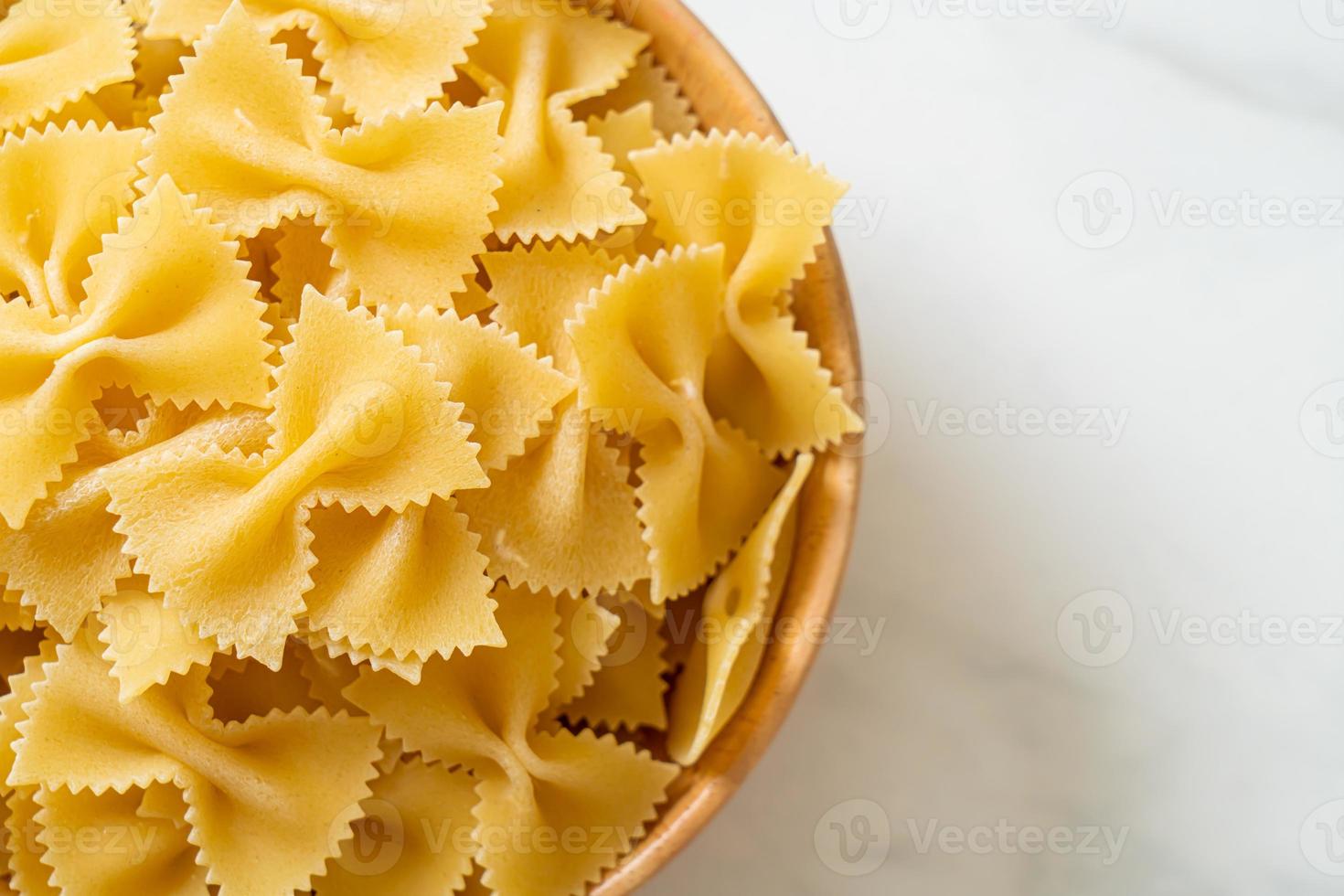 torr okokt farfalle pasta i skål foto