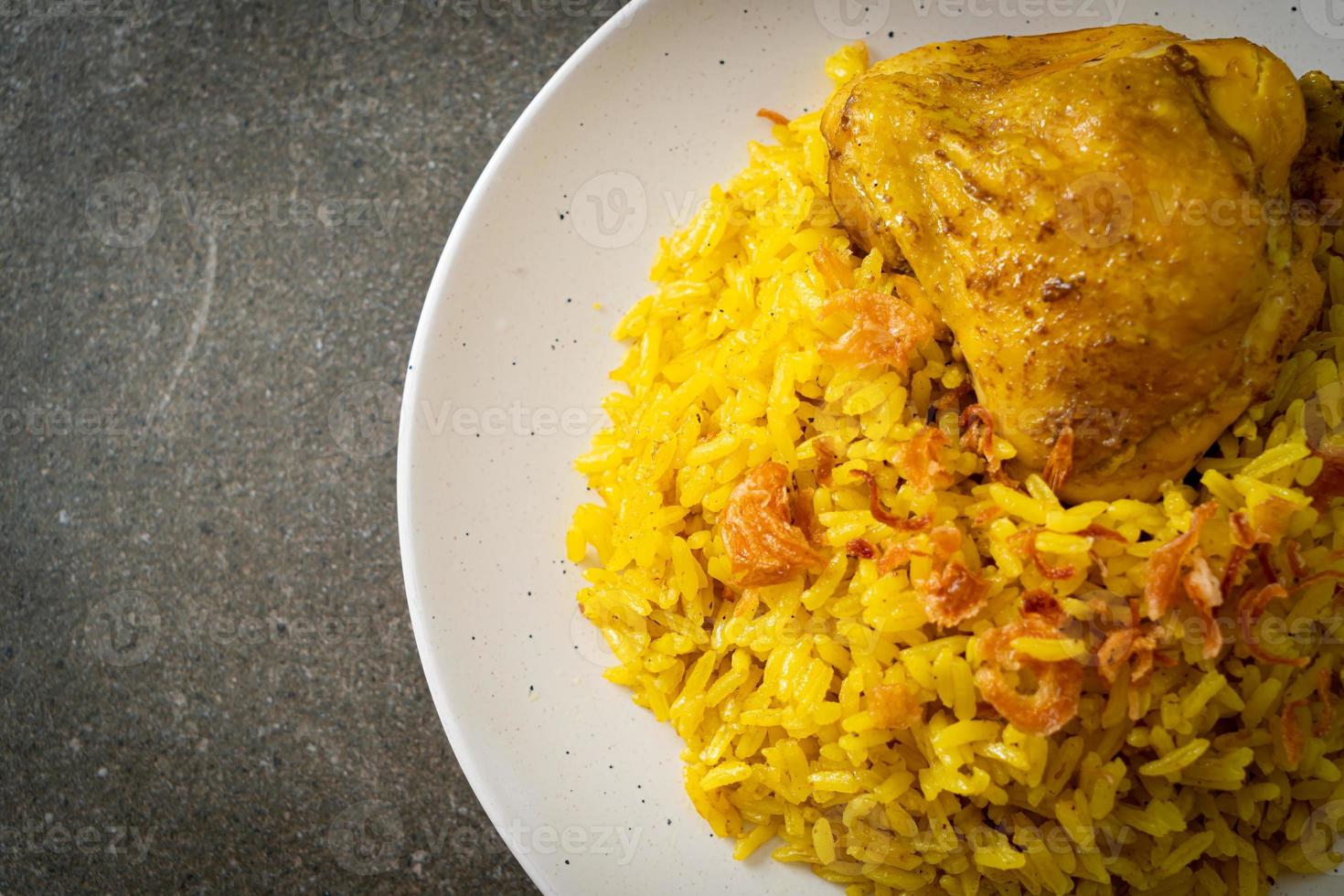 kyckling biryani eller curried ris och kyckling foto