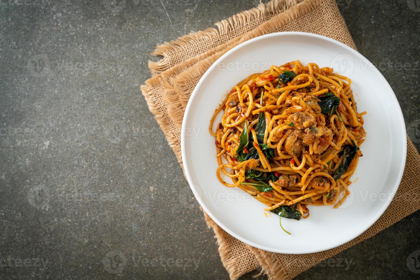 rör stekt spaghetti med musslor och chilipasta foto