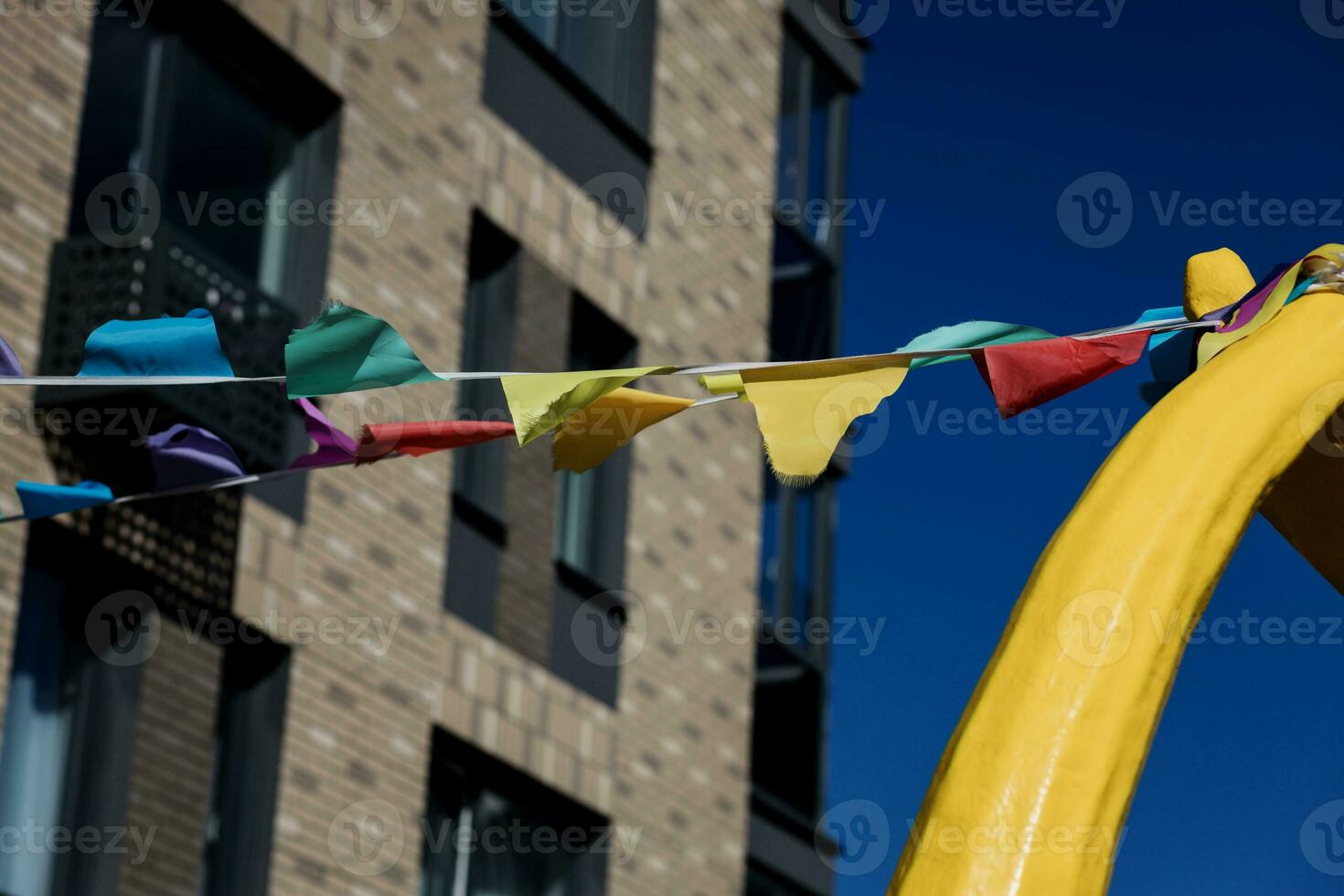 dekorerad med flerfärgad ljus band foto