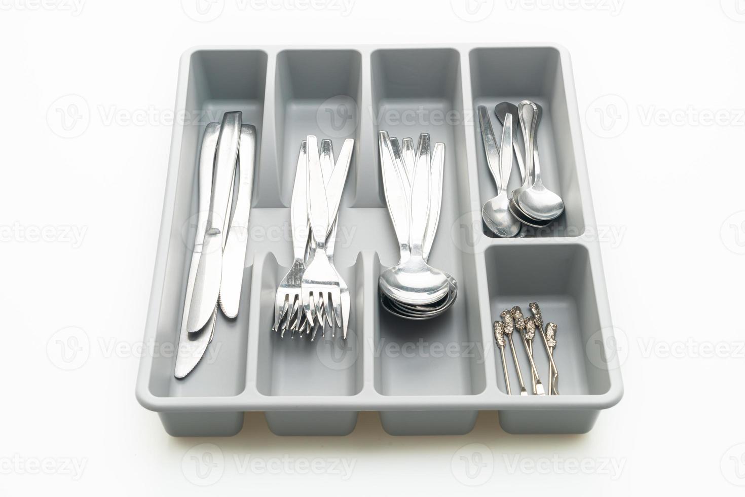 kökslåda med bestick för skedar, gafflar, knivar på vit bakgrund foto