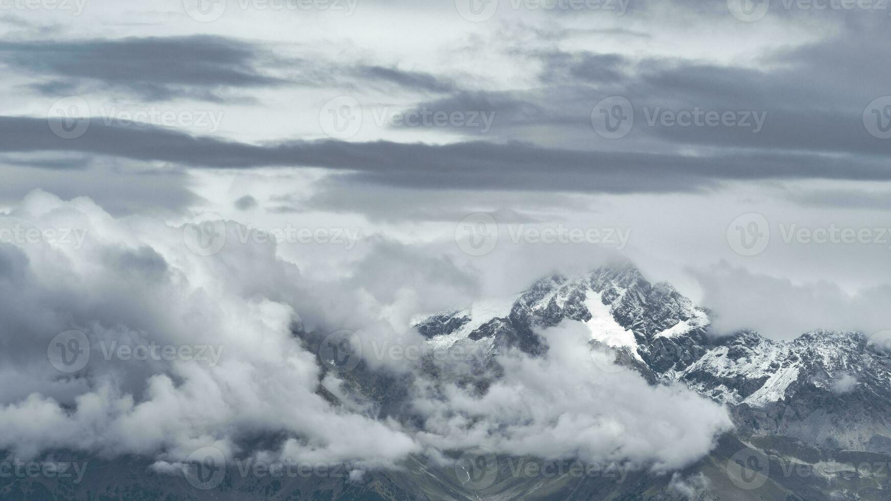 grå berg landskap com moln foto