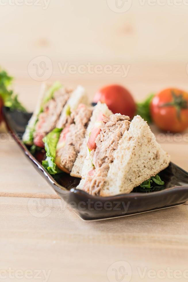 tonfisksmörgås på bordet foto