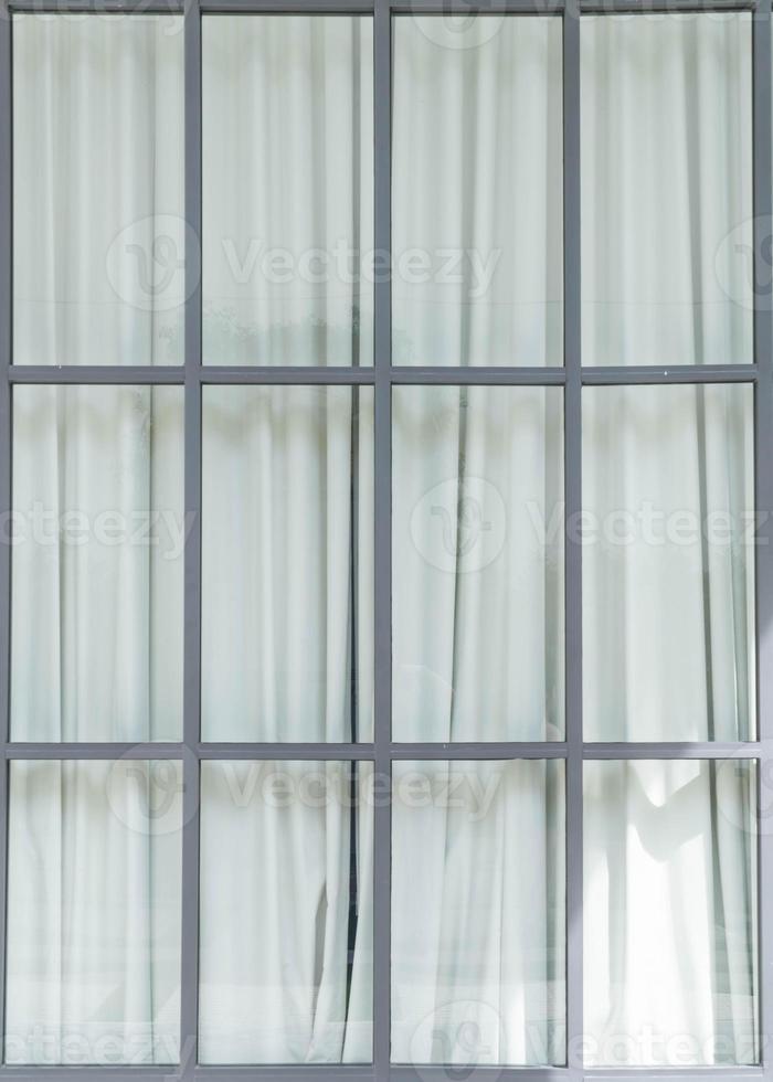 vackert glasfönster med gardin foto