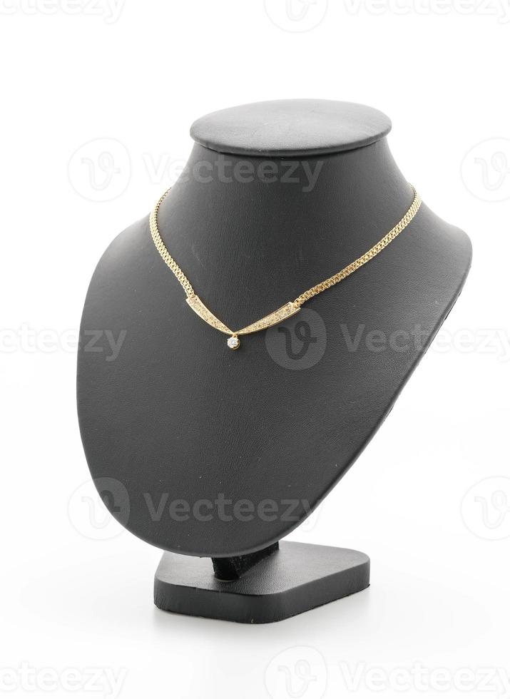 vackert och lyxigt halsband med smycken står hals på vit bakgrund foto