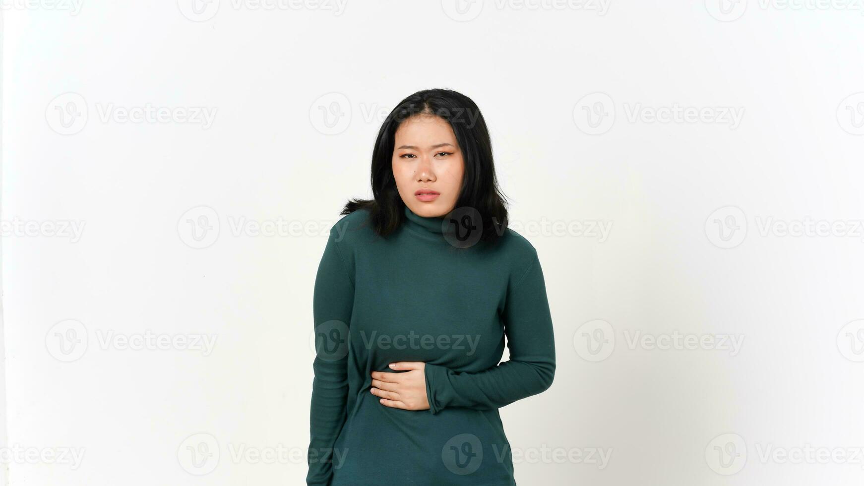 lidande magont av skön asiatisk kvinna isolerat på vit bakgrund foto