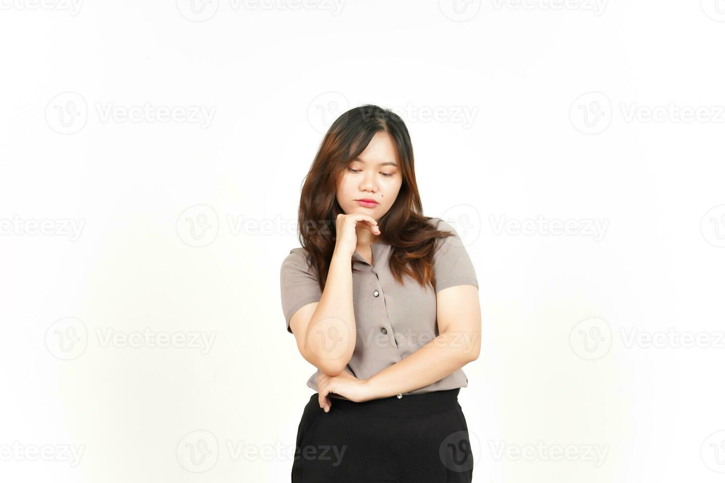 ledsen ser asiatisk kvinna är sett ser ner och djup i trodde med en vit bakgrund foto
