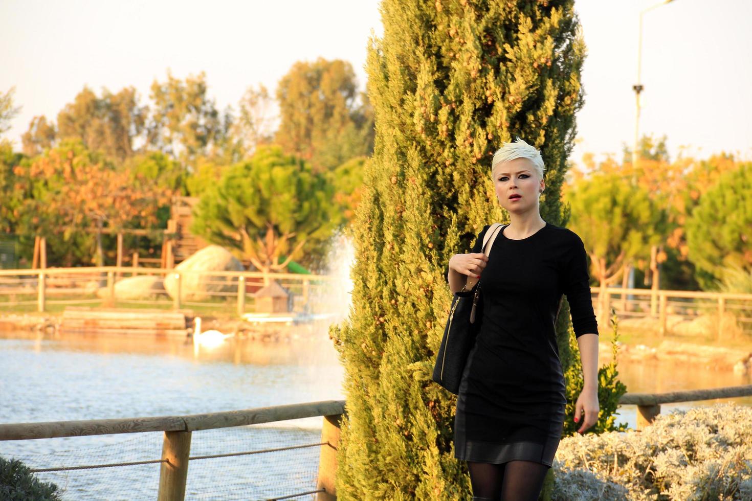 blond kvinna i parken i grön natur foto