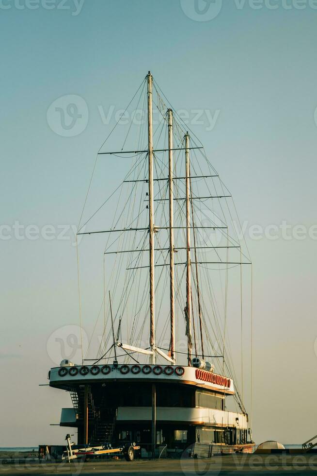ett gammal segelbåt på de pir. segelbåt på hav, hög kvalitet Foto