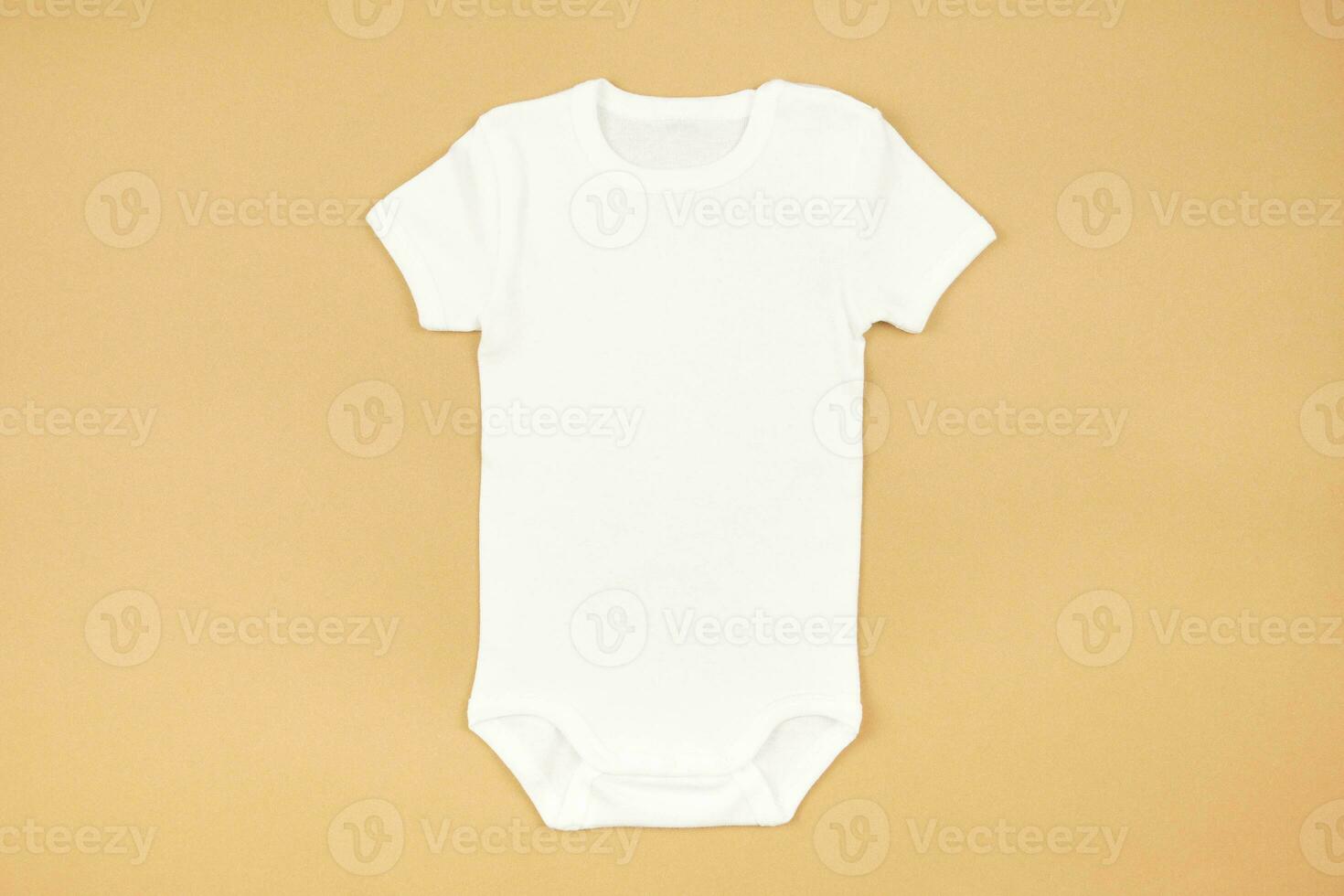 vit bebis flicka eller pojke kroppsdräkt attrapp platt lägga på hantverk papper bakgrund. design onesie mall, skriva ut presentation falsk upp. topp se. foto