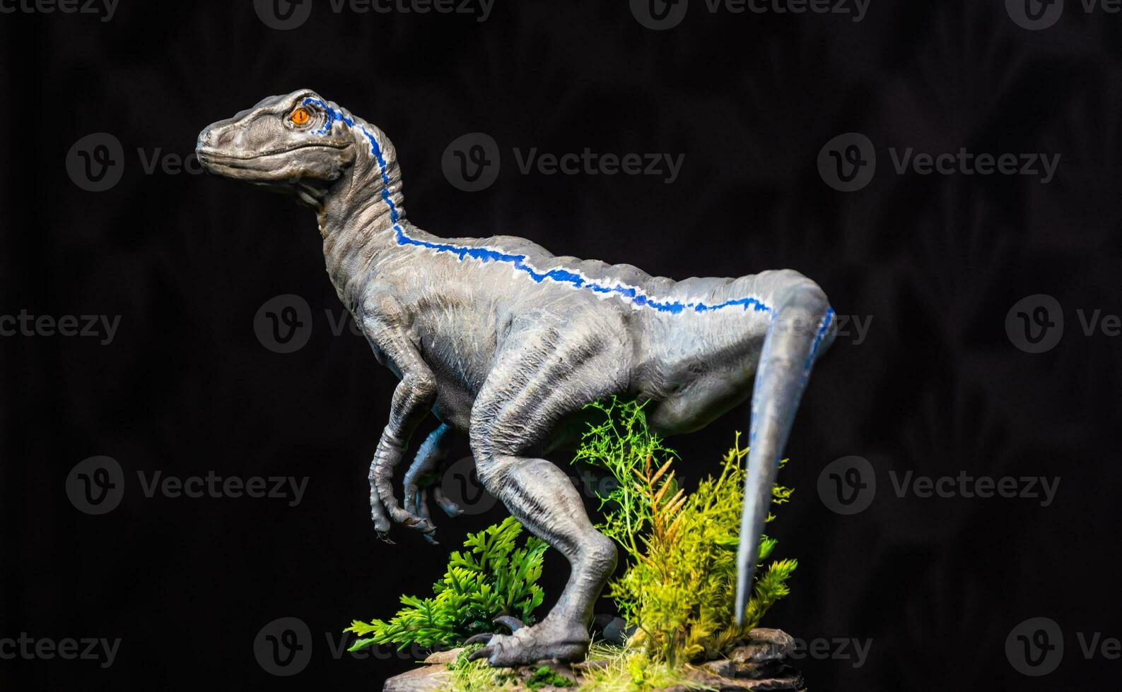 velociraptor dinosaurie i de mörk foto