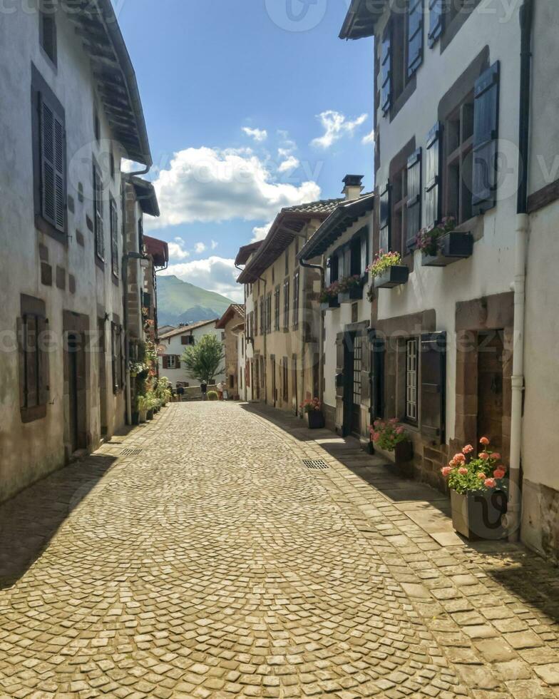 gata och hus i gammal saint-jean-pied-de-port, Frankrike foto