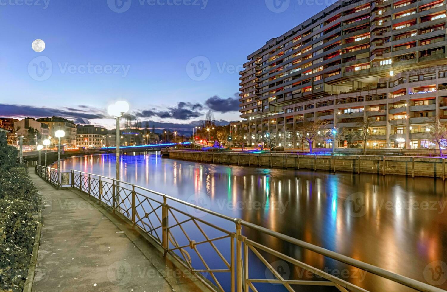 rhone flod, sous-terre bro och byggnader, Genève, schweiz, hdr foto