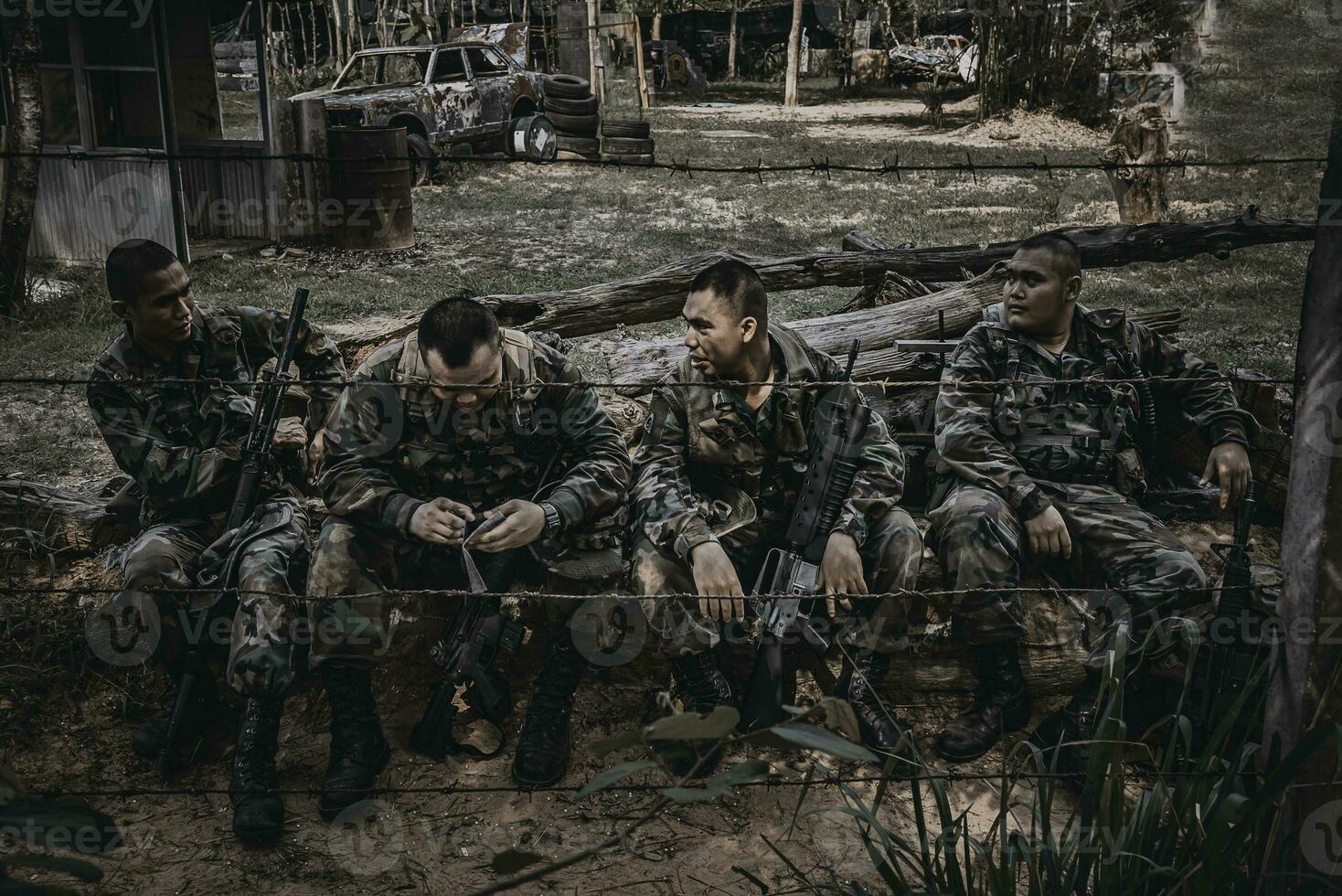 team av armésoldat med maskingevär som rör sig i skogen, thailändsk milissoldat i stridsuniformer i skogen, vandra patrullen som sluttar i regnskogen. foto