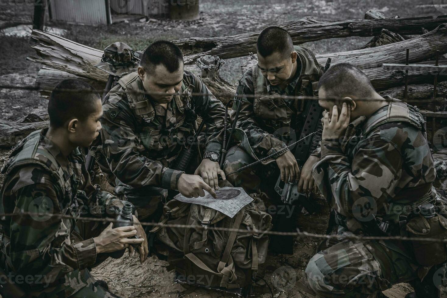 team av armésoldat med maskingevär som rör sig i skogen, thailändsk milissoldat i stridsuniformer i skogen, vandra patrullen som sluttar i regnskogen. foto