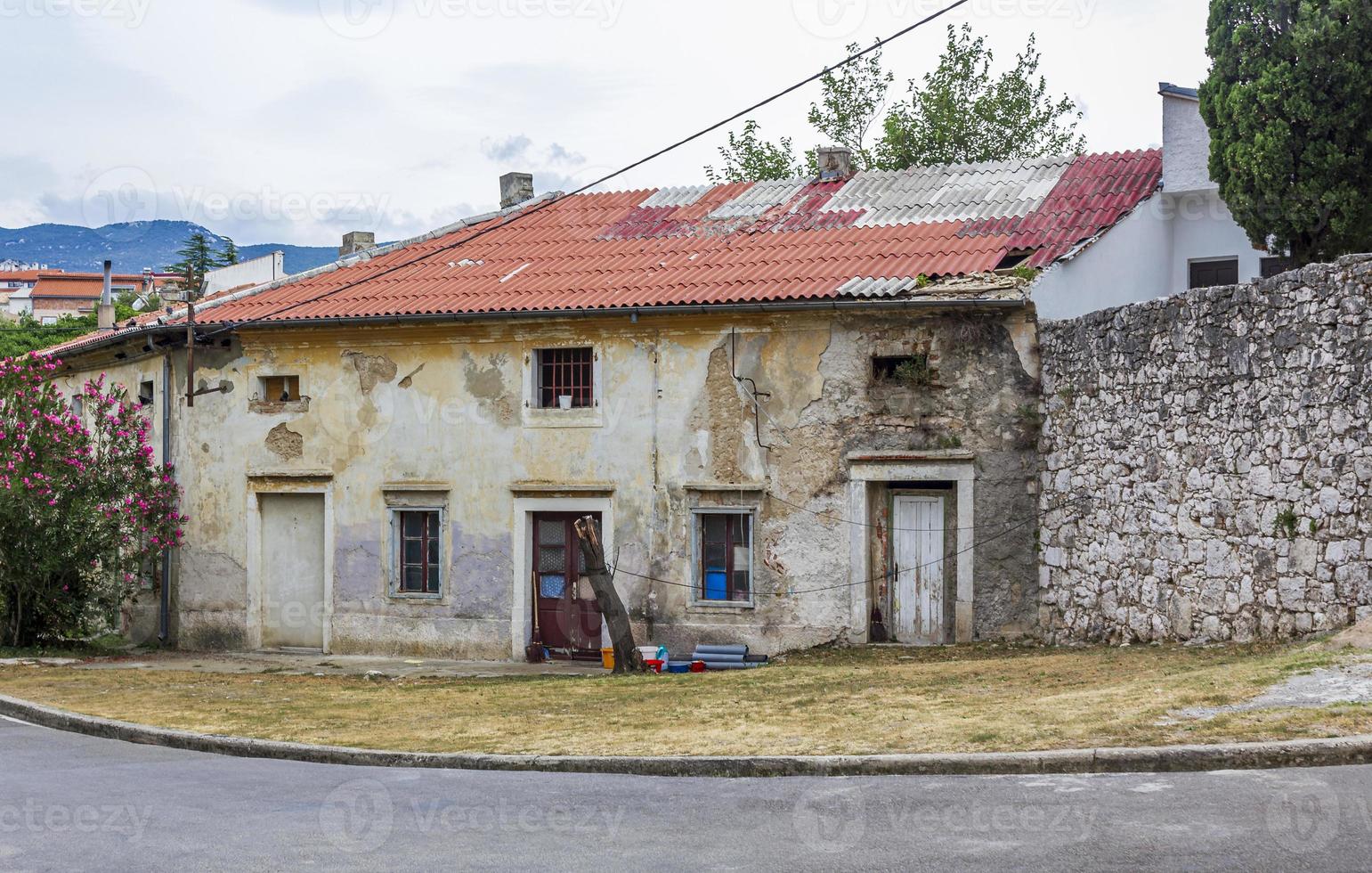 gammal övergiven trasig smutsig husbyggnad i novi vinodolski Kroatien. foto