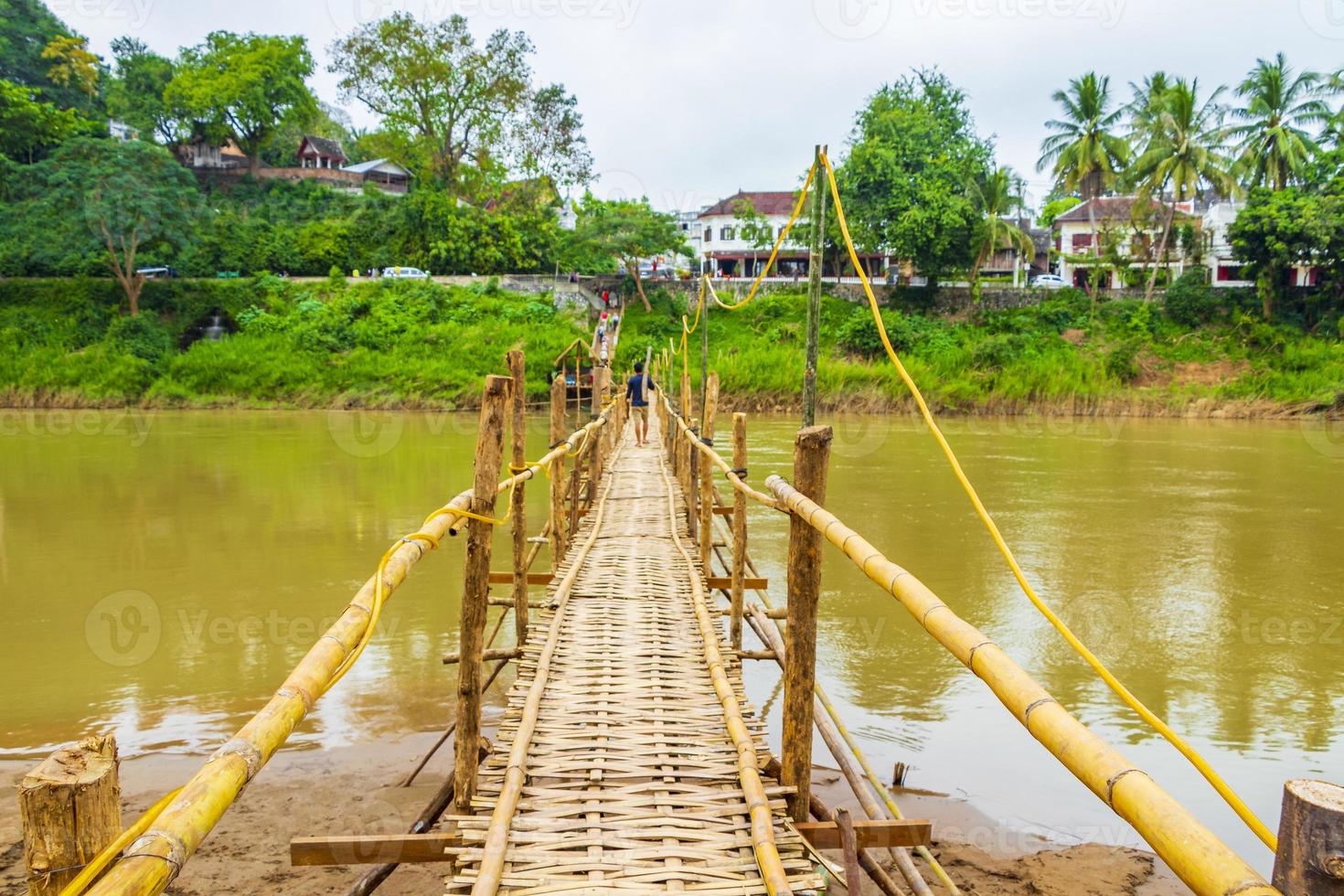 bambu bro över mekongfloden i luang prabang, laos, 2018 foto