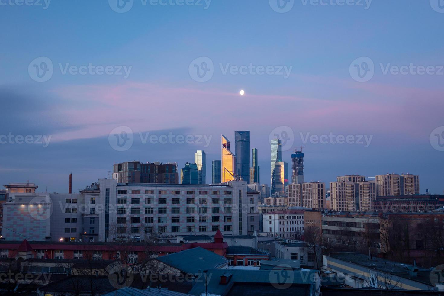 stadsbilden i Moskva vid soluppgången foto