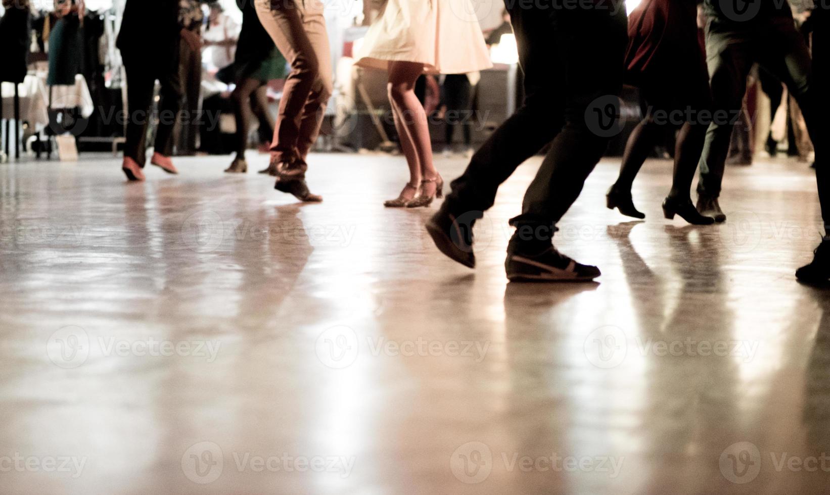 folk dansar på musikfesten foto