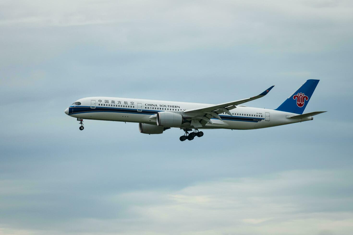 Bangkok, thailand - augusti 26, 2023 Kina sydlig flygbolag förbereda för landning på suvarnabhumi flygplats, thailand foto