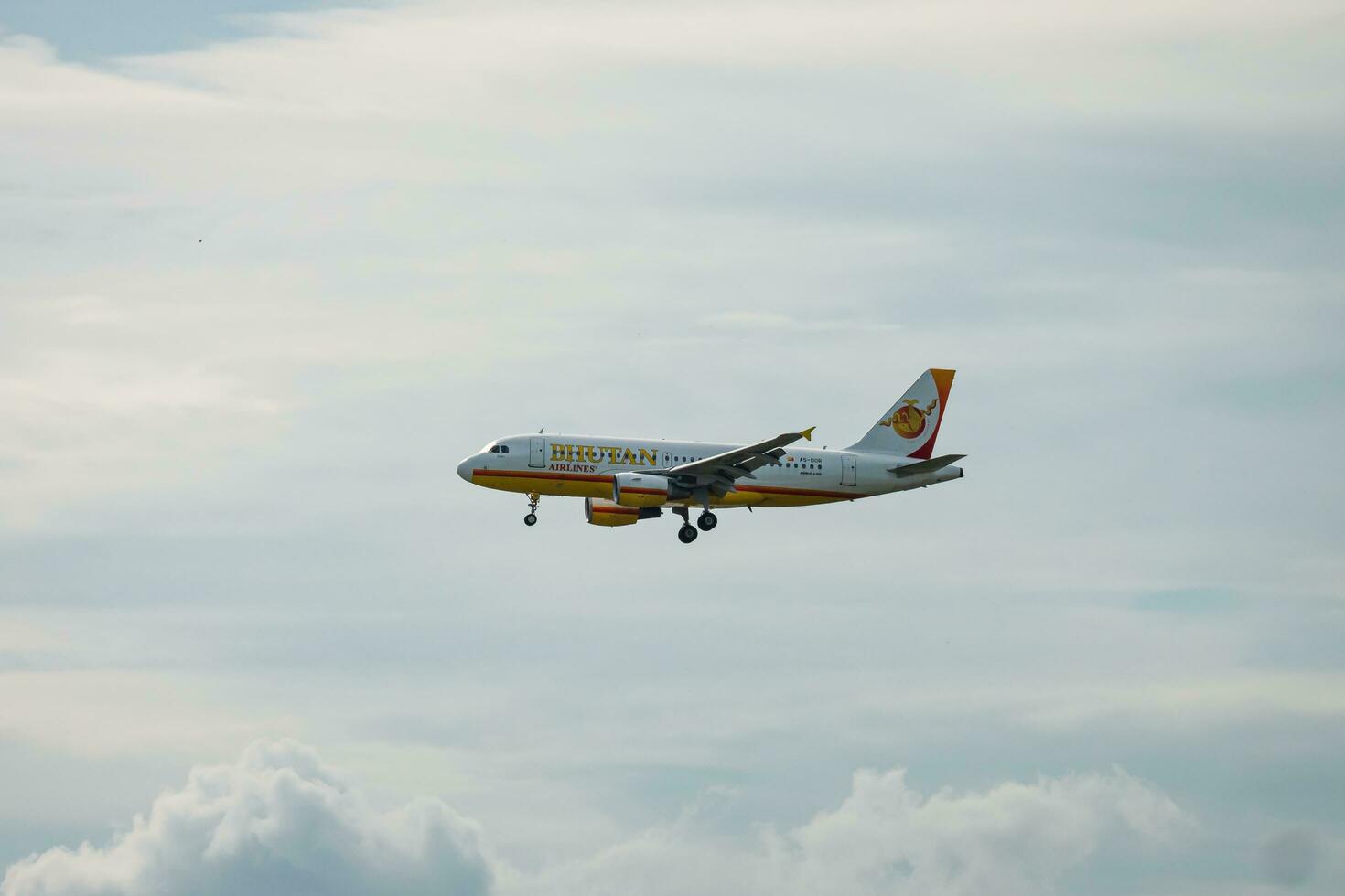 Bangkok, thailand - augusti 26, 2023 bhutan flygbolag förbereda för landning på suvarnabhumi flygplats, thailand foto