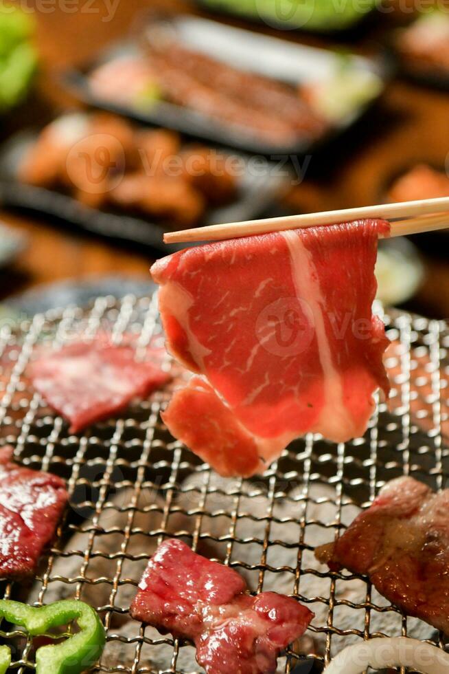 välsmakande grillad glädjer japansk stil bbq fest med ljuvlig grill tallrik och kött arrangemang foto