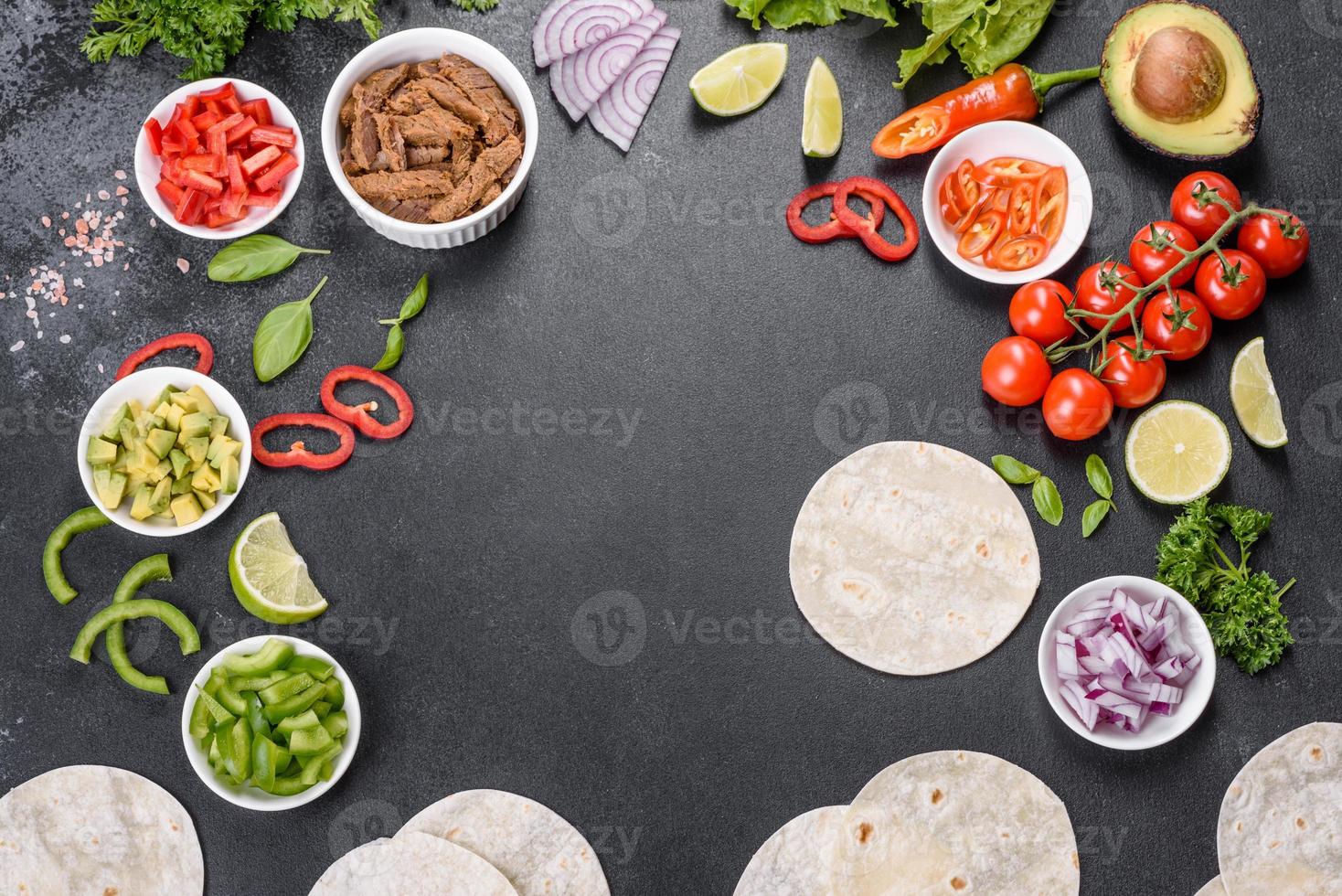 mexikansk tacos med nötkött, tomater, avokado, lök och salsasås foto