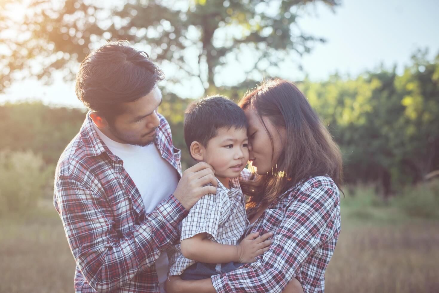 glad ung familj tillbringar tid tillsammans ute. familj kärlek koncept foto