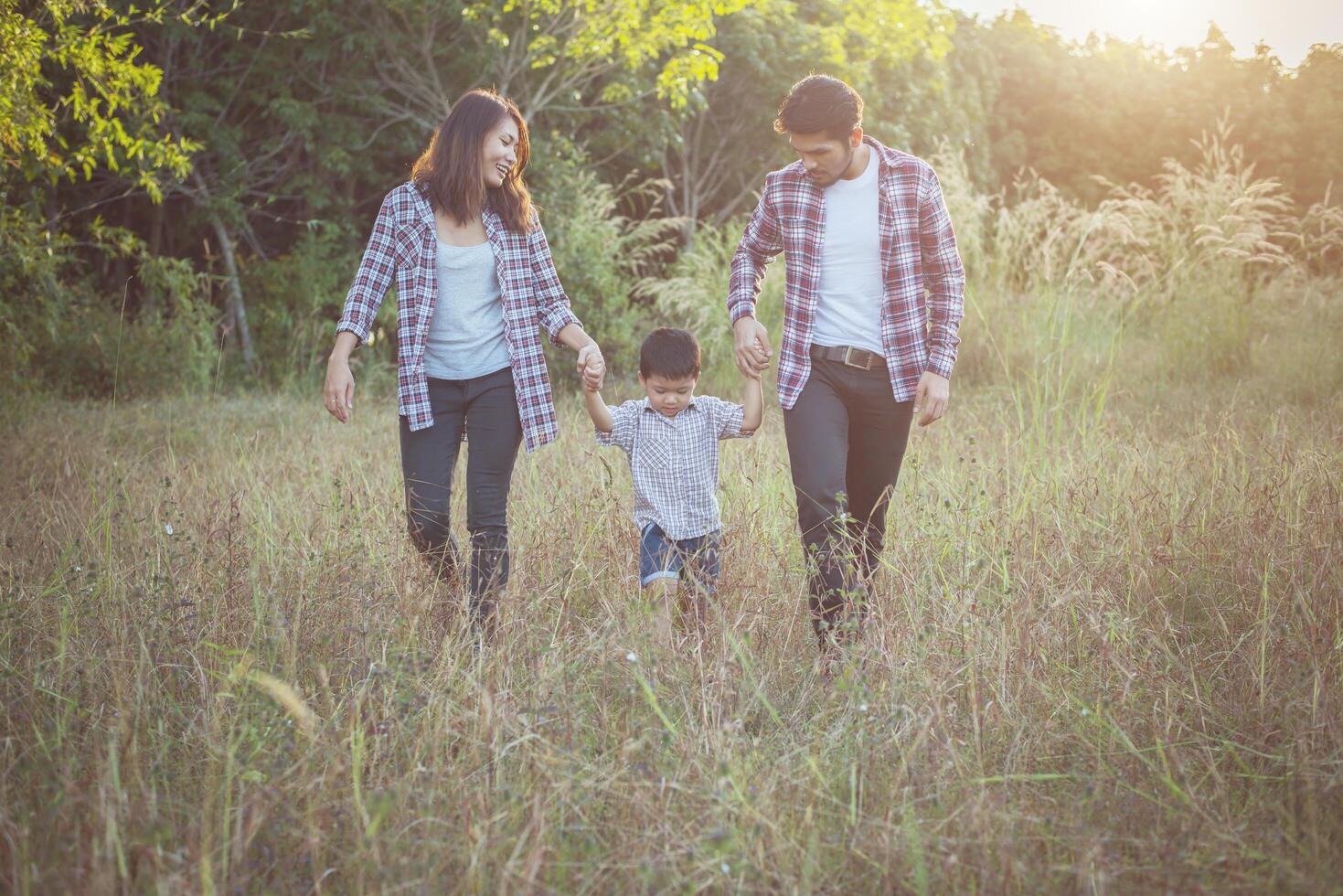 glad ung familj tillbringar tid tillsammans ute. familj kärlek koncept foto