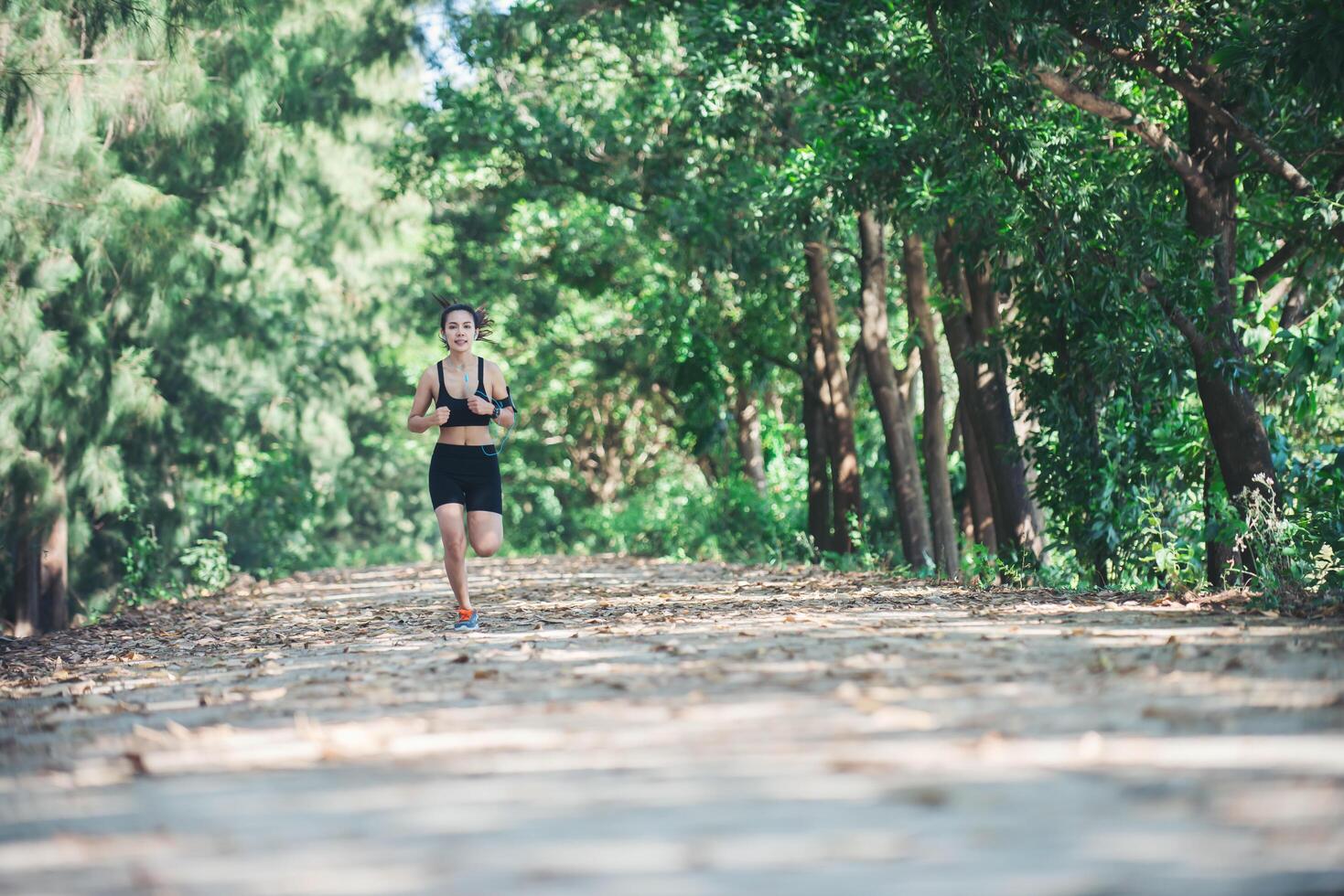 ung fitness kvinna joggar i parken. foto