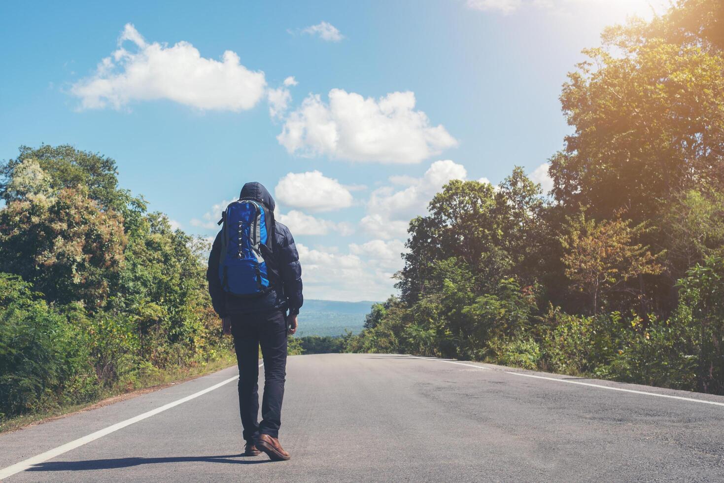 vandrare man går på landsbygden. semester turism koncept. foto