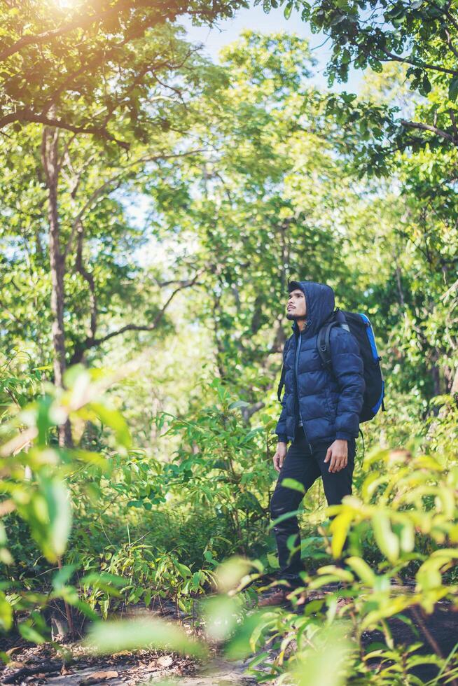 hiker man äventyr på semester. semester turism koncept. foto