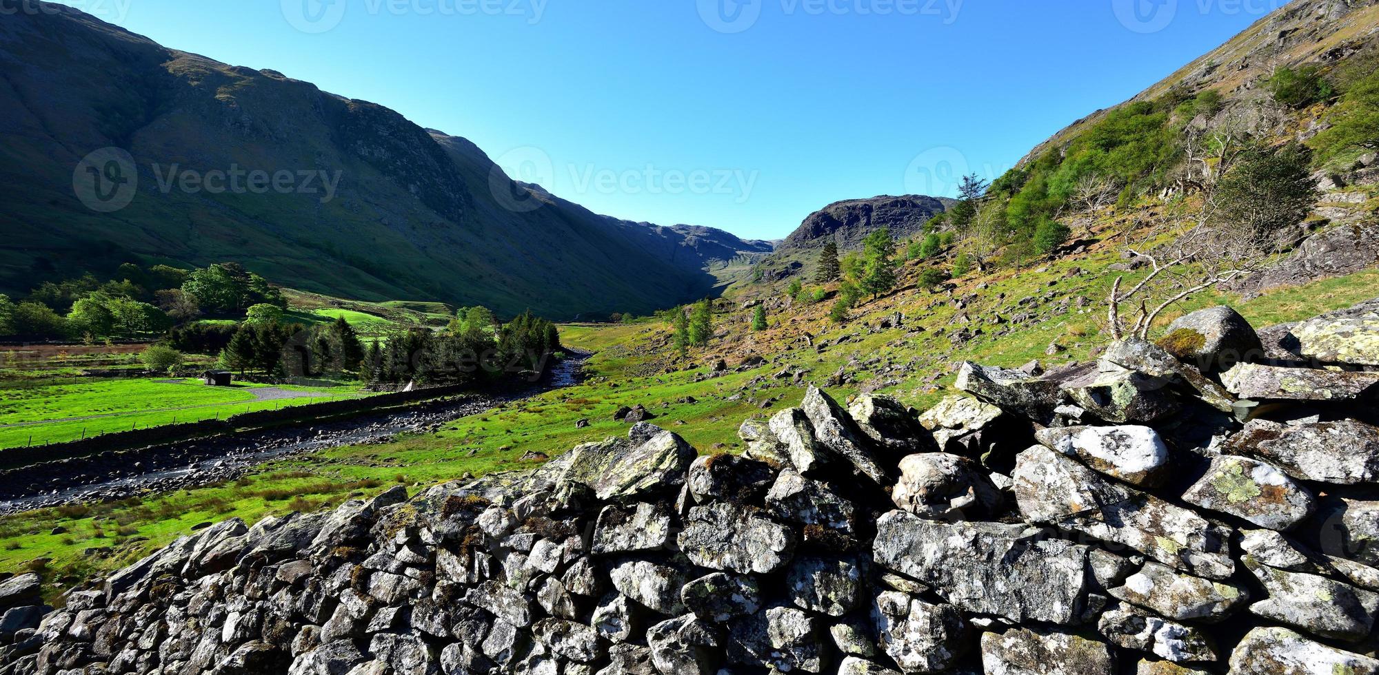 de gröna fälten i seathwaite -dalen foto