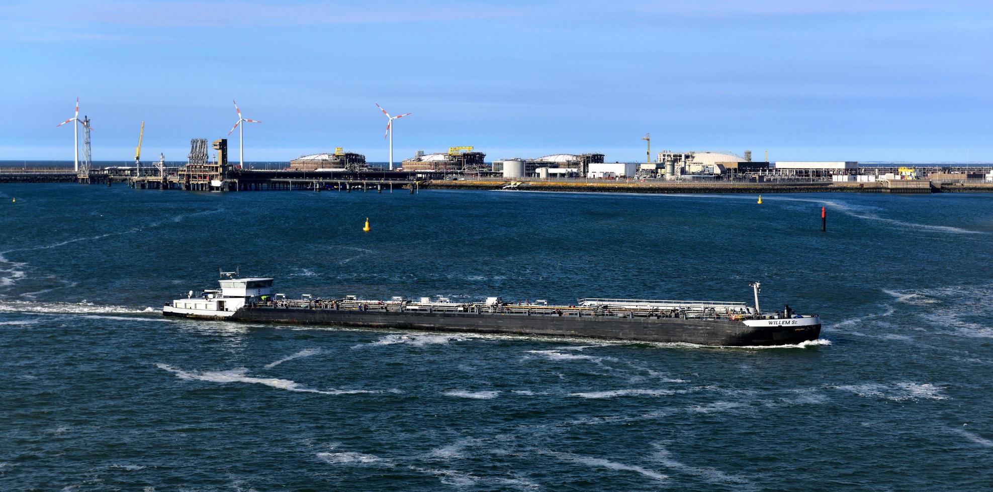 zeebrugge, Belgien - 29 april 2019, pråm willem sr kommer in i hamnen foto