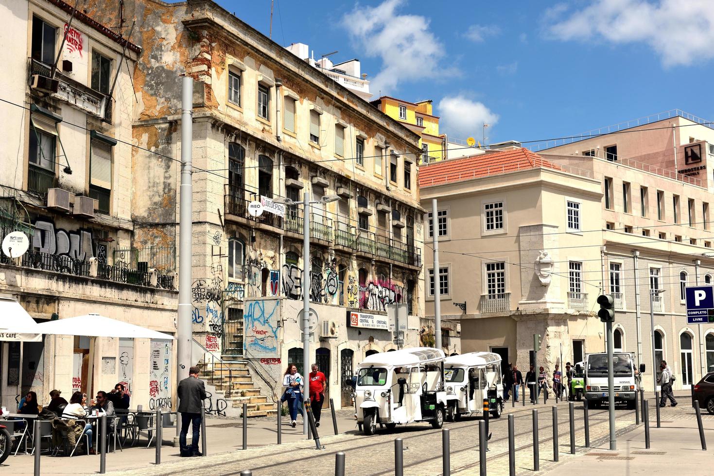 Lissabon, Portugal - 25 april 2019, tuk -tuks framför en gammal byggnadsfasad foto