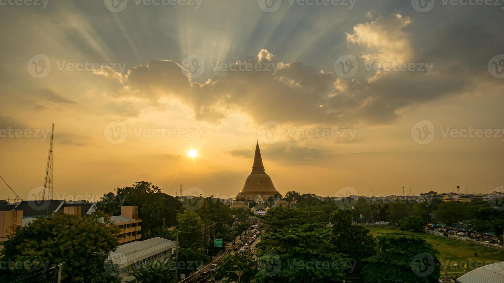 solnedgång vid phra pathom chedi nakhon pathom -provinsen, thailand foto