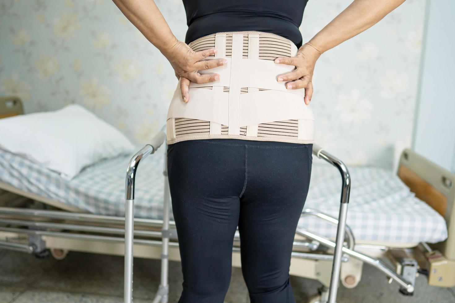 patient som bär ryggstödsbälte för ortopedisk ländrygg foto