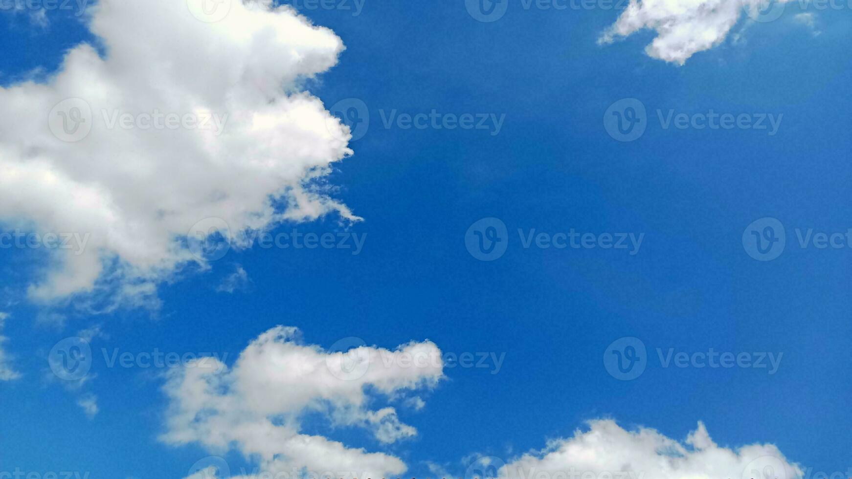 vacker blå himmel och moln foto